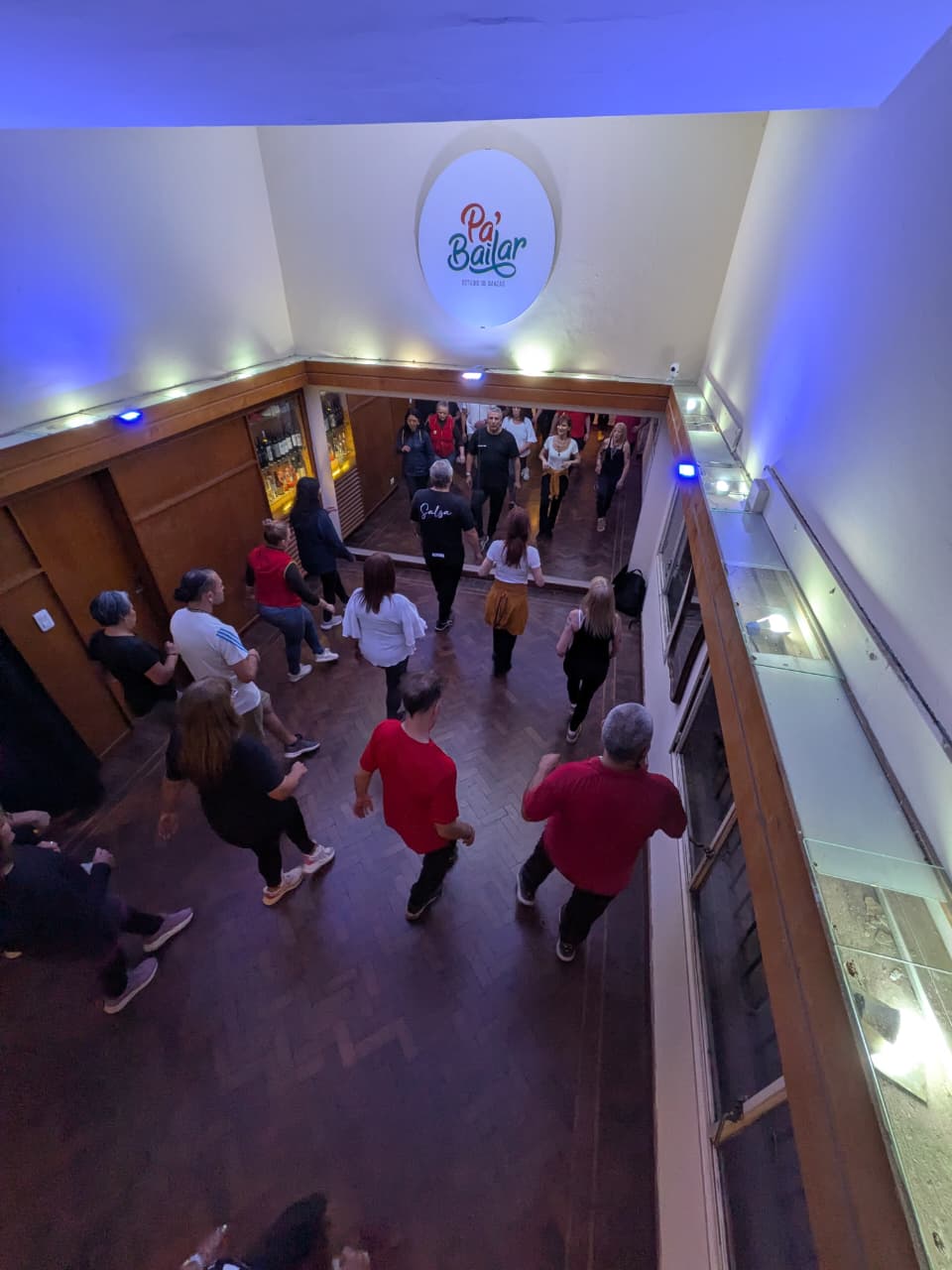 Clase de salsa en Pa'Bailar, alumnos de todas las edades